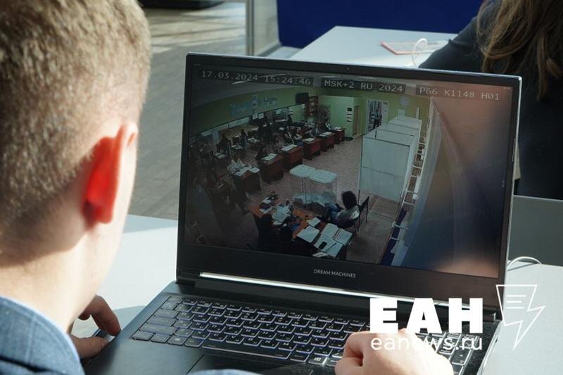    ЕАН / Мужчина работает за ноутбуком