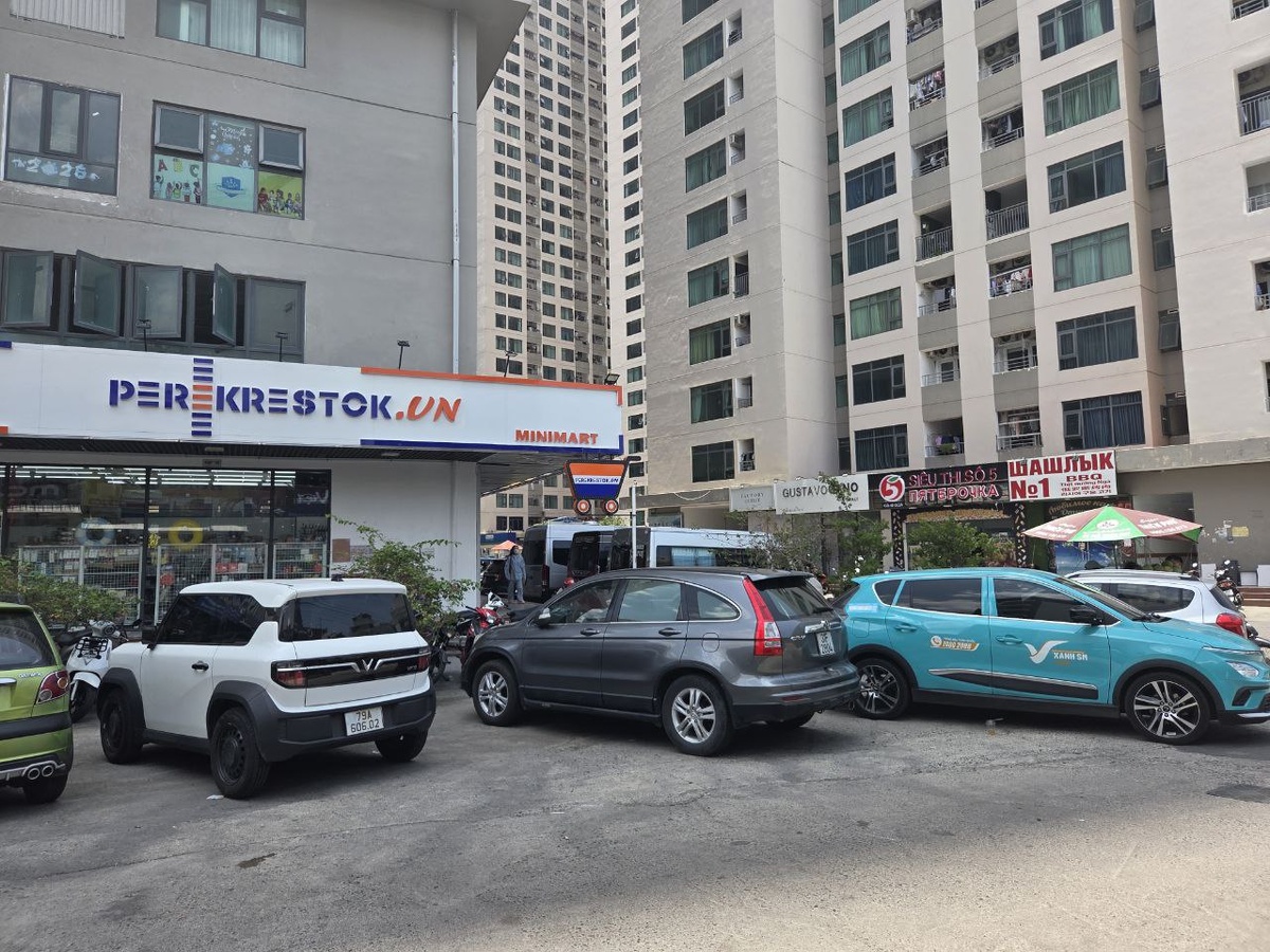 Двор на севере Нячанга с русскими магазинами