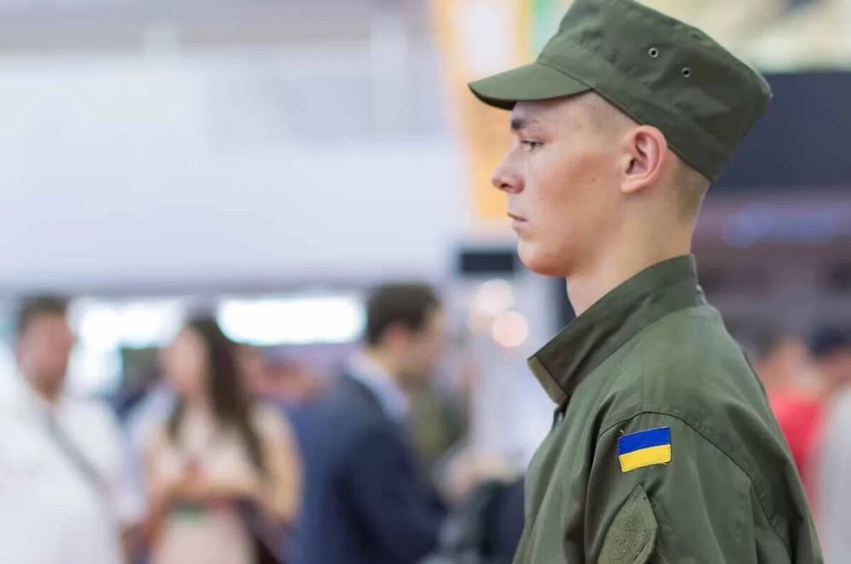    Командира ВСУ поймали на том, что он устроил двух бойцов работать в точке по продаже шаурмы вместо службы в армии.