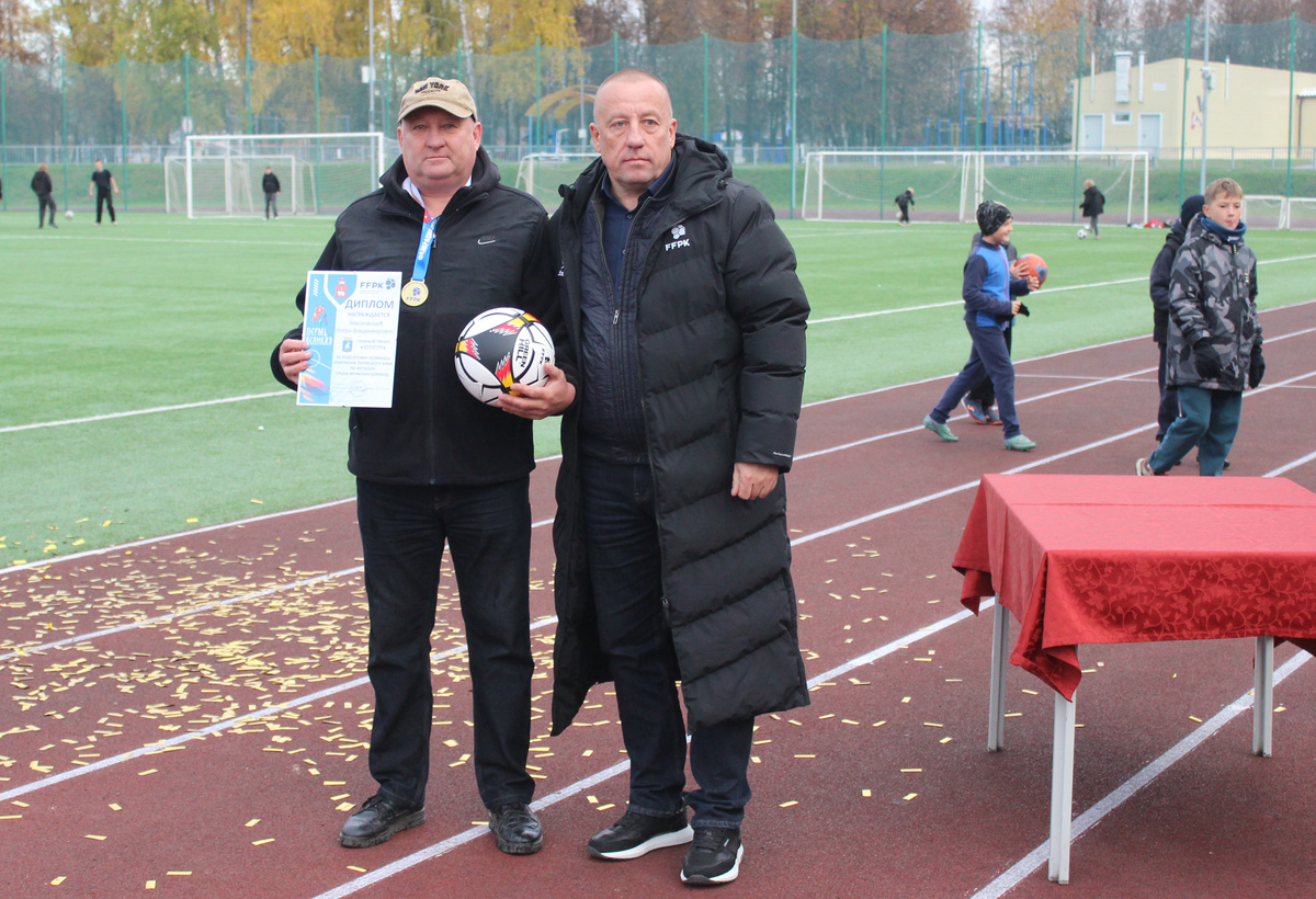 Главный тренер ФК «Кунгур» Игорь Масловский (слева) и президент федерации футбола Пермского края Алексей Жуков во время церемонии награждения команды победителя краевого чемпионата 2025 года