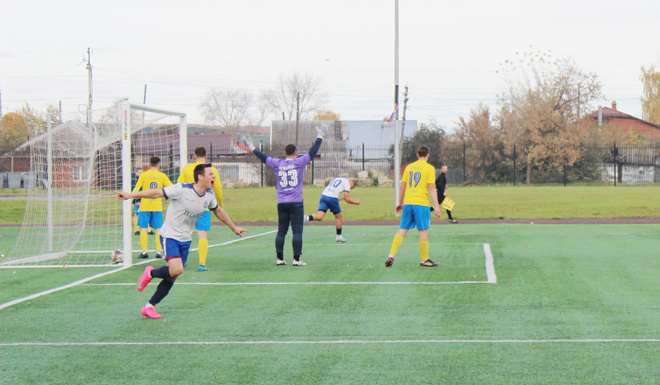 
Второй гол в ворота СШ «Закамск» празднуют игроки сборной Кунгура Эрнест Садыков (на переднем плане) и Владислав Самарин