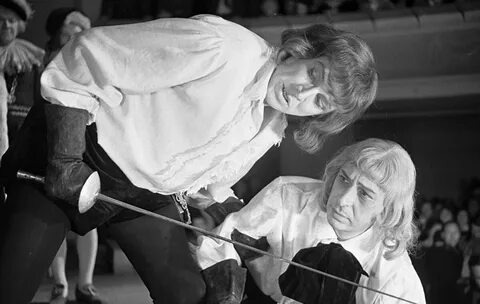 "Не пора ли, друзья мои, нам замахнуться на Вильяма, понимаете ли, нашего Шекспира?"