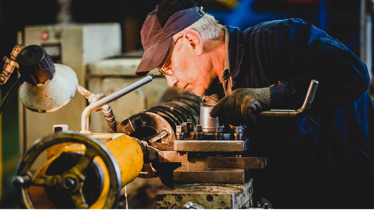 Работаешь — теряешь льготы? Как трудоустройство влияет на выплаты пенсионеров