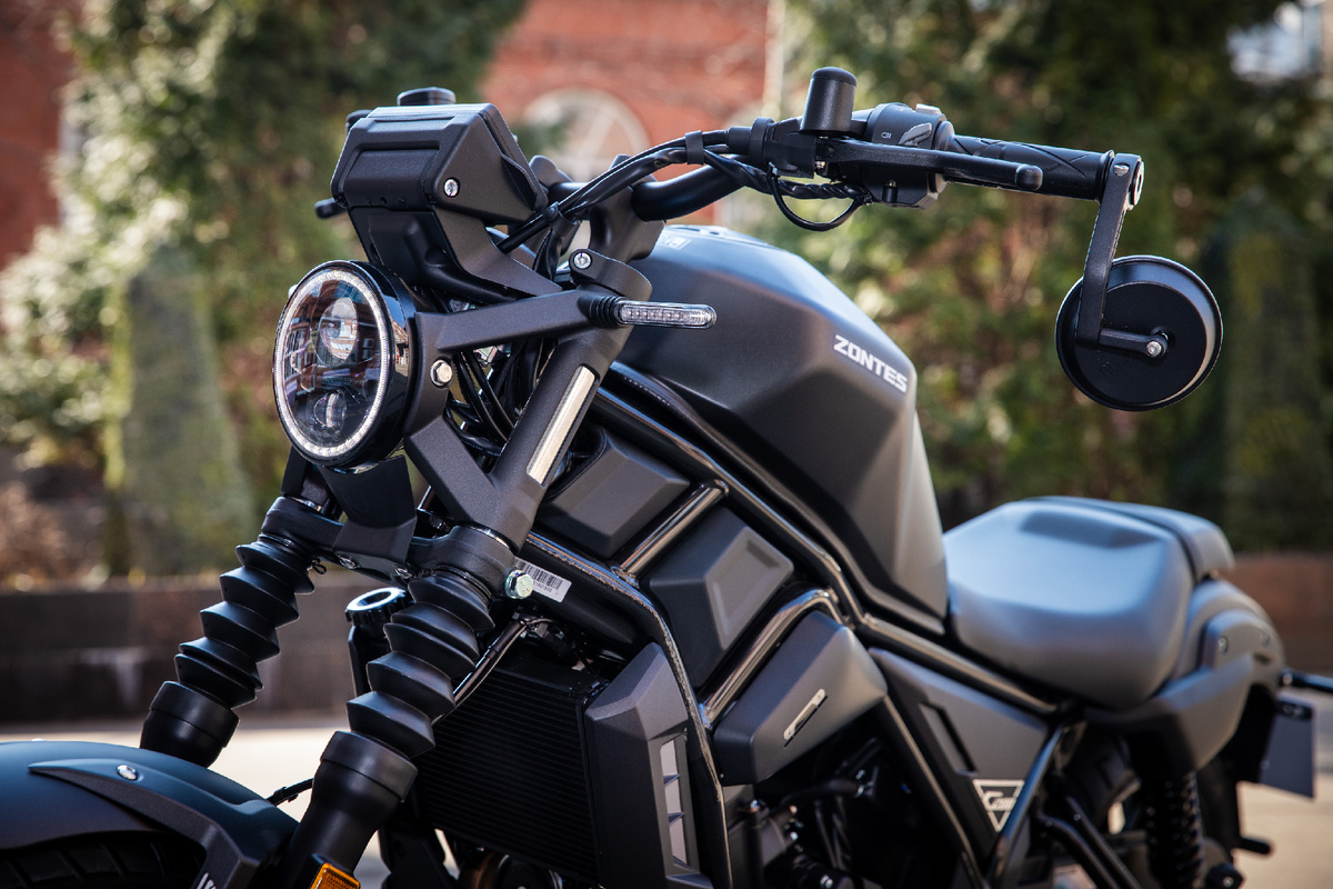 Широкий руль и круглые зеркала - дань бобберному стилю. 