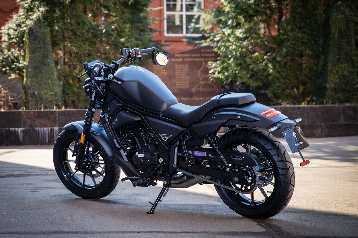 У мотоцикла мягкое гелевое сиденье, которое принимает форму тела, и прямая расслабленная посадка