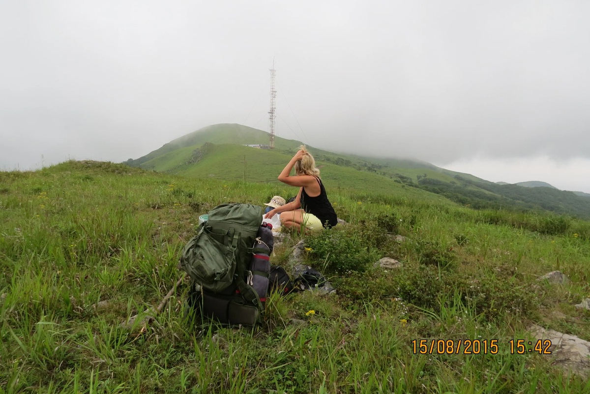 По хребту нам ещё идти и идти до ретрансляционной вышки, которую видно на снимке
