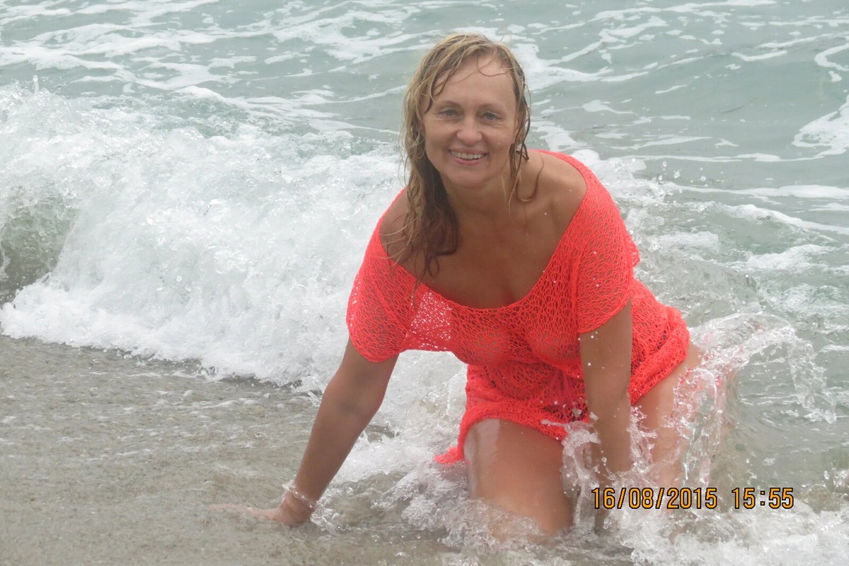 Попытка войти в неспокойное море иной раз не удаётся с первого раза. Главное, что волнами не унесло. Держится за сушу и руками, и ногами