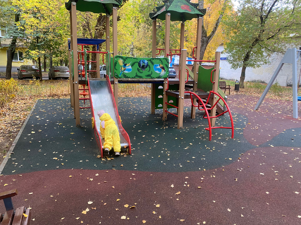 По пути в садик ребенок всегда норовит свернуть не туда ( на площадку))