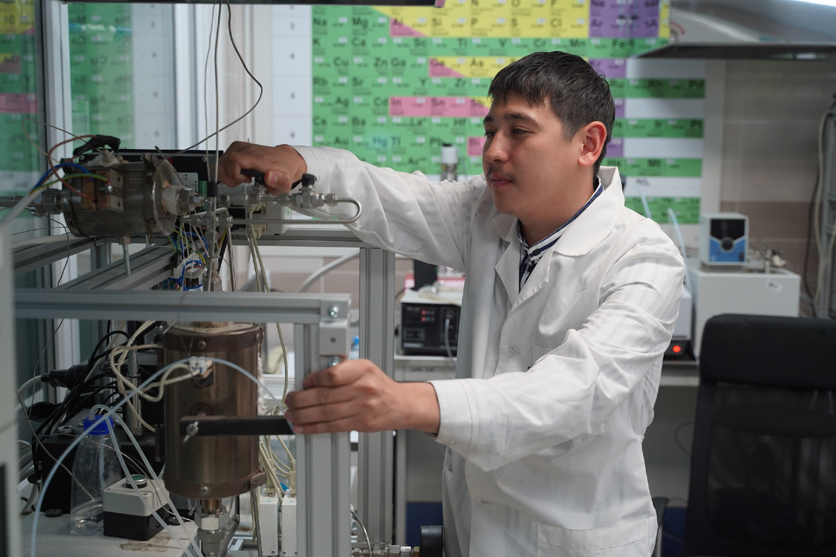 Ученый в лаборатории Школы естественных наук ТюмГУ 