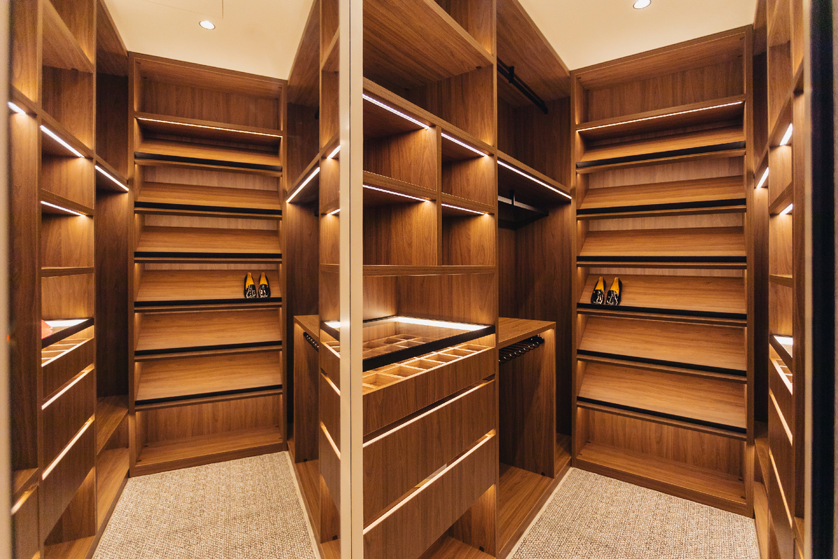 Гардеробная в шпоне от ателье мебели "Сунгирь"