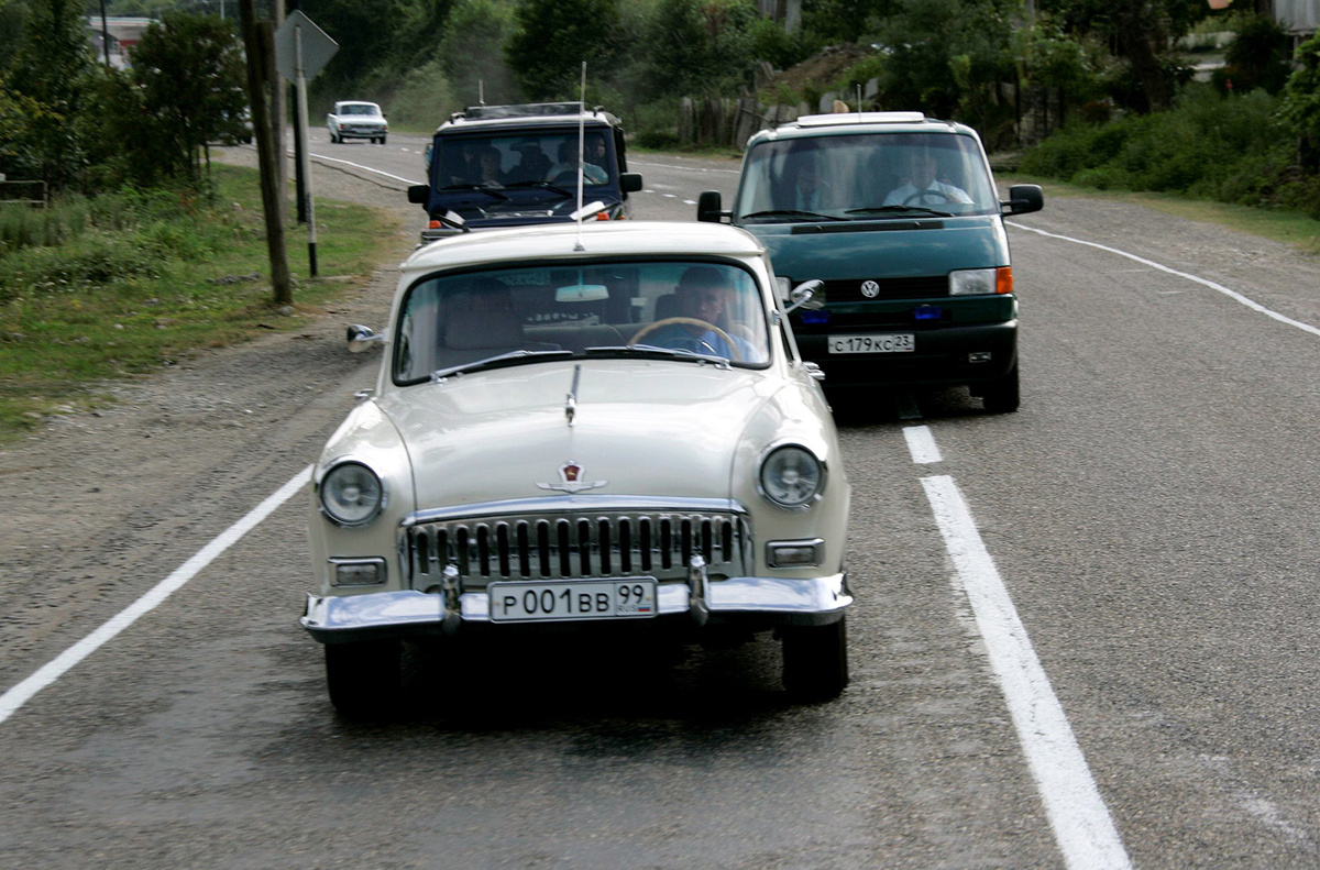    Президент России Владимир Путин прибыл на открытие нового тоннеля Адлер-Красная Поляна за рулем ГАЗ-21 "Волга" 1956 г. выпуска.   
Владимир Родионов / РИА Новости