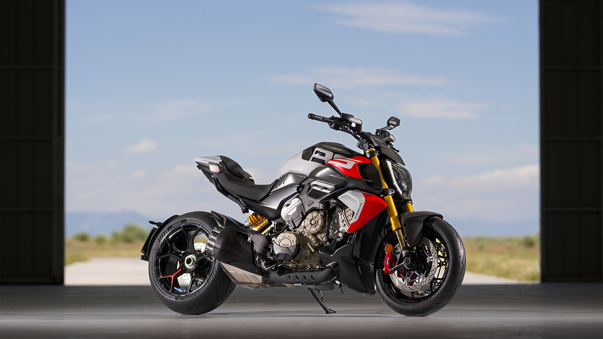 Окраска Ducati Diavel V4 RS выделяется за счет дизайна, который акцентирует внимание на логотипе RS.