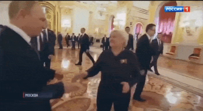     Владимир Путин не забывает свою школьную учительницу. В каком-то плане она заменила лидеру России родителей, когда их не стало. Видео: ТГ-канал "Пул №3"