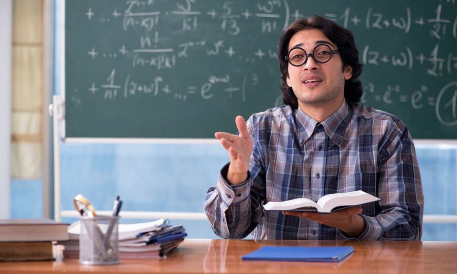 «Звонок для учителя» и «Оценку тоже пополам?»: названы самые популярные фразы учителей