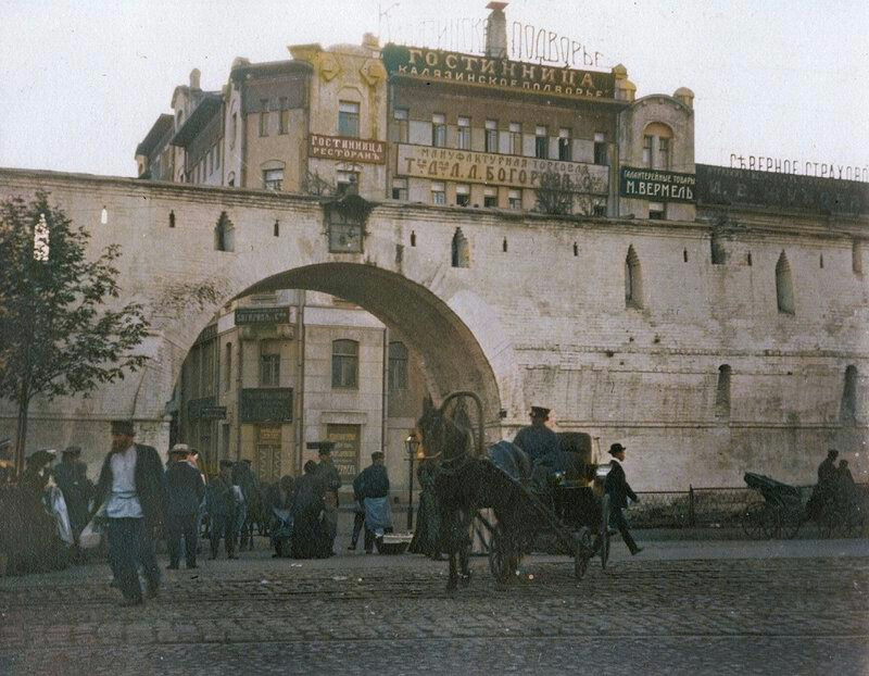 Арка Проломных ворот, ведущих в Черкасский переулок (Малый Черкасский сегодня). Вид со стороны Лубянской площади. За стеной — доходный дом Калязинского монастыря «Калязинское подворье». Справа от него здание Северного страхового общества.