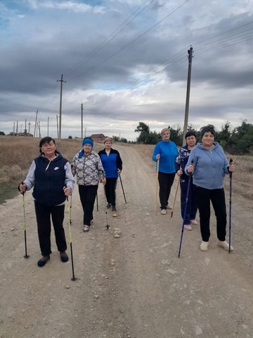    Занятие с получателями соцуслуг скандинавской ходьбой в рамках программы «Активное долголетие». Красносулинский вестник