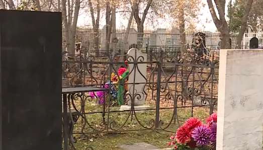     Почти полсотни памятников разбили на сельском кладбище недалеко от Березовки
