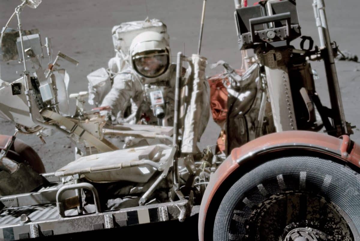    Геолог Харрисон Шмитт рядом с луномобилем в ходе миссии «Аполлон-17», 1972 год / © NASA