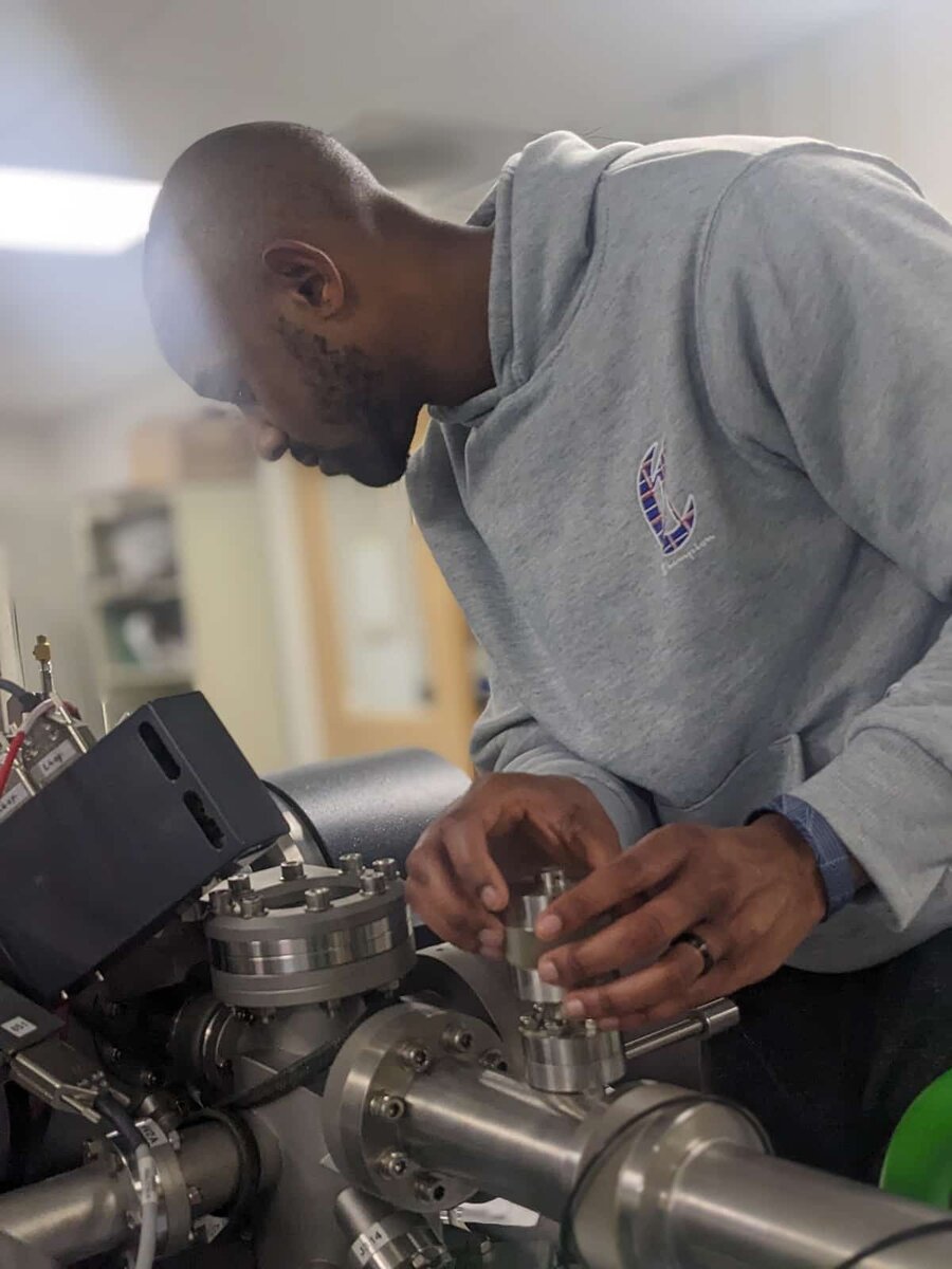    Джеймс Доттин готовит масс-спектрометр на вторичных ионах для анализа образцов, привезенных астронавтами с Луны / © brown.edu