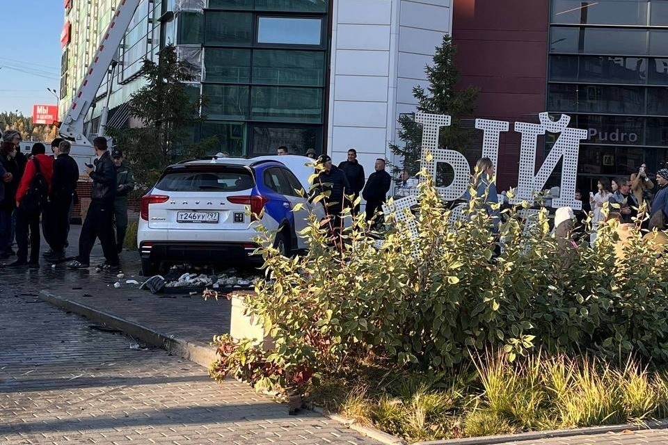    Водитель снес буквы возле входа в торговый комплекс. Фото: читатель КП-Челябинск
