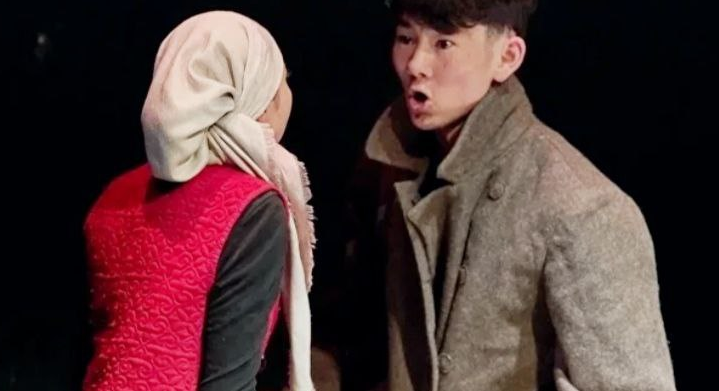 Сцена из молодежного спектакля "Лицом к лицу". III студенческий фестиваль-конкурс спектаклей «Точка А».