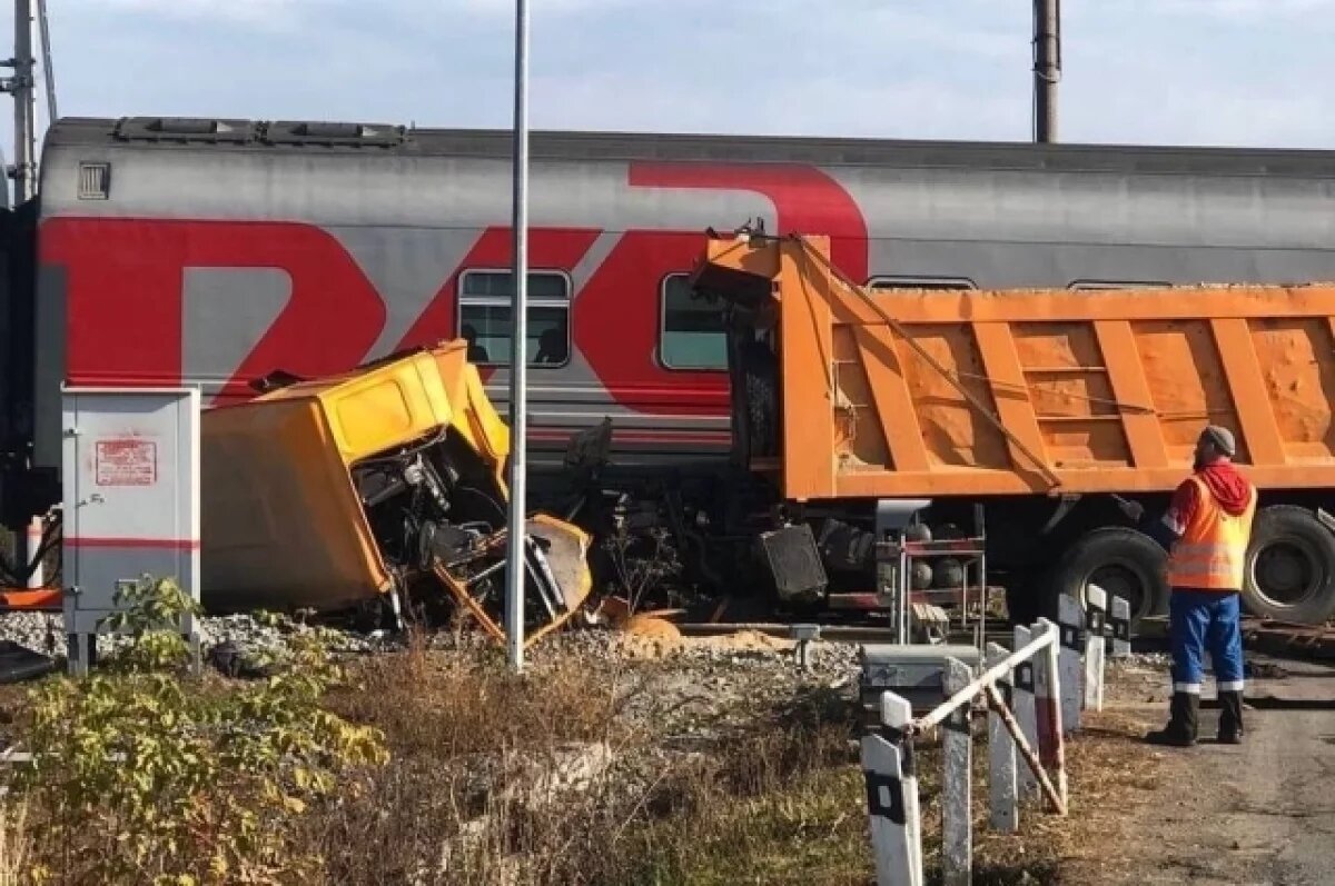    В Татарстане КамАЗ столкнулся с поездом Казань — Петербург