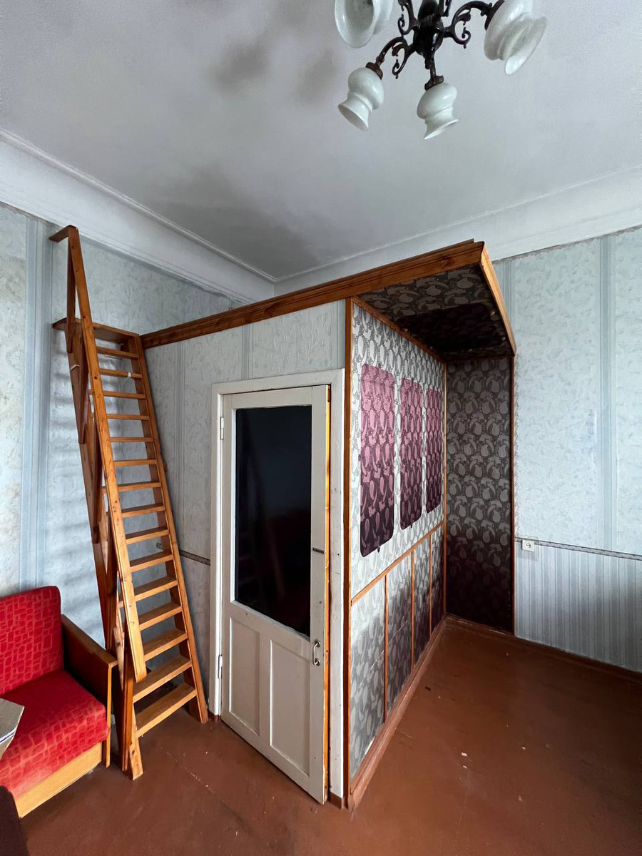 Прихожая, как она была при покупке и лестница из массива на верх