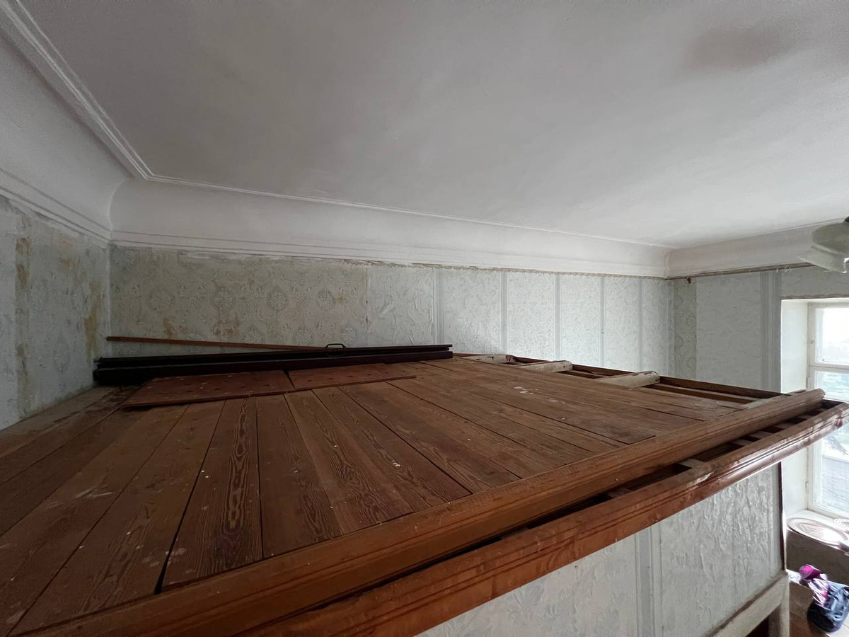 Такой вид был до демонтажа. Матрасы и раскладушку уже выбросил