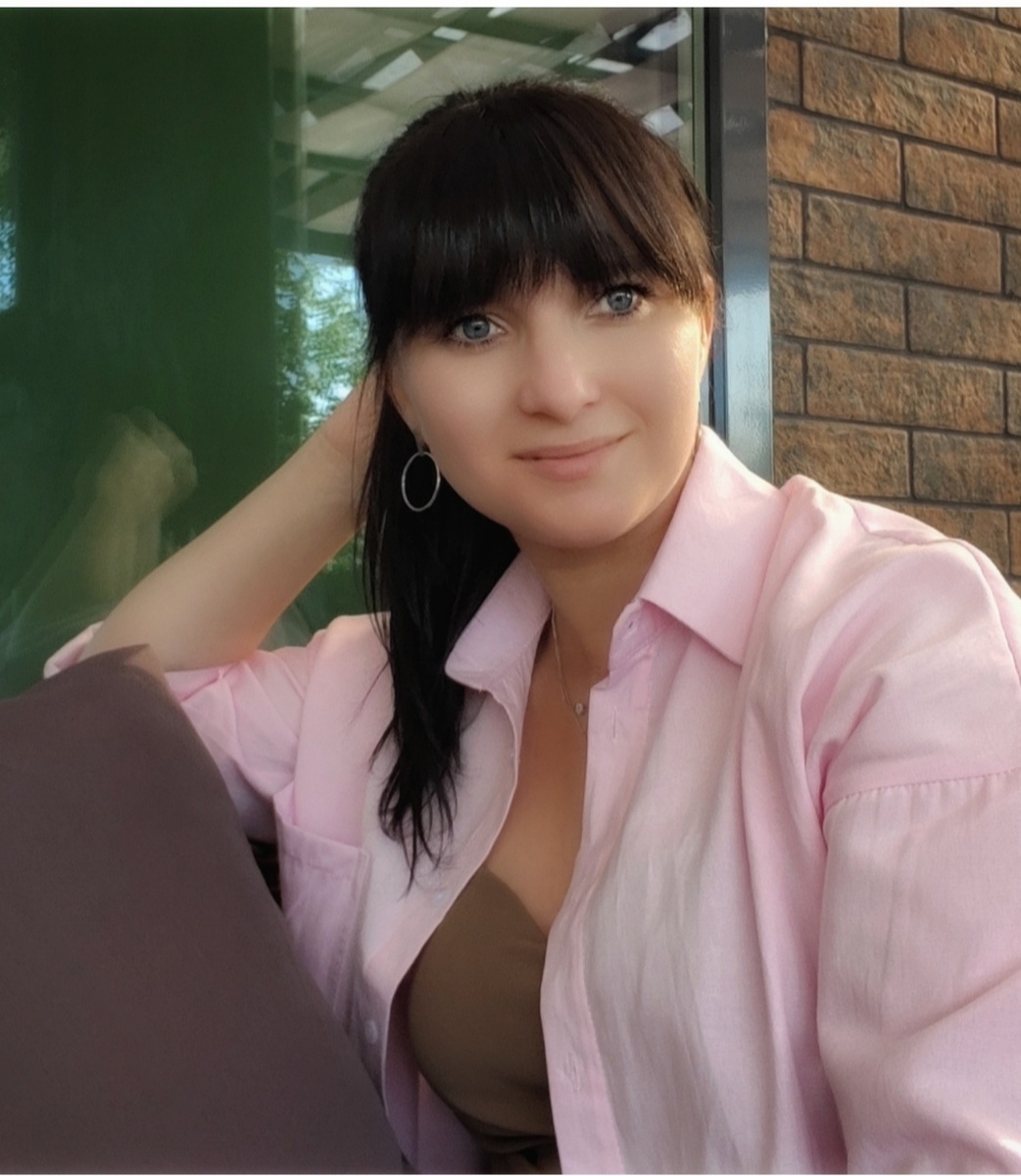 🌿 Привет, я ваш проводник в мир глубоких изменений!Меня зовут Валентина,и я психолог, игропрактик веду трансформационную игру Перекресток 6 дорог и работаю с  метафорическими ассоциативными картами. Если вам близки идеи саморазвития, личностного роста и глубокого погружения в себя — добро пожаловать ко мне!🔍 Что я делаю?Трансформационная игра Перекресток 6 дорог— это мощный инструмент для раскрытия внутреннего потенциала, понимания скрытых мотиваций и изменения жизненных установок. Метафорические карты помогают через ассоциации  подсветить новые грани вашей личности, осознать глубинные желания и страхи, создать условия для позитивных перемен.✨ Зачем я здесь?Моя цель — помогать людям обрести внутреннюю гармонию, преодолеть внутренние барьеры и выйти на новый уровень осознанности.С помощью моих методов мы ищем ресурсы внутри вас самих и находим пути решения проблем, используя разные техники ⭐️ Кто мои клиенты?Это те, кто готов идти глубже, искать смыслы и истины, находить силы и вдохновение внутри себя. Это женщины и мужчины, стремящиеся к изменениям, желающие стать лучшей  и готовые совершить путешествие внутрь своей души.👉🏻До встречи в пространстве трансформации и самопознания!!!!