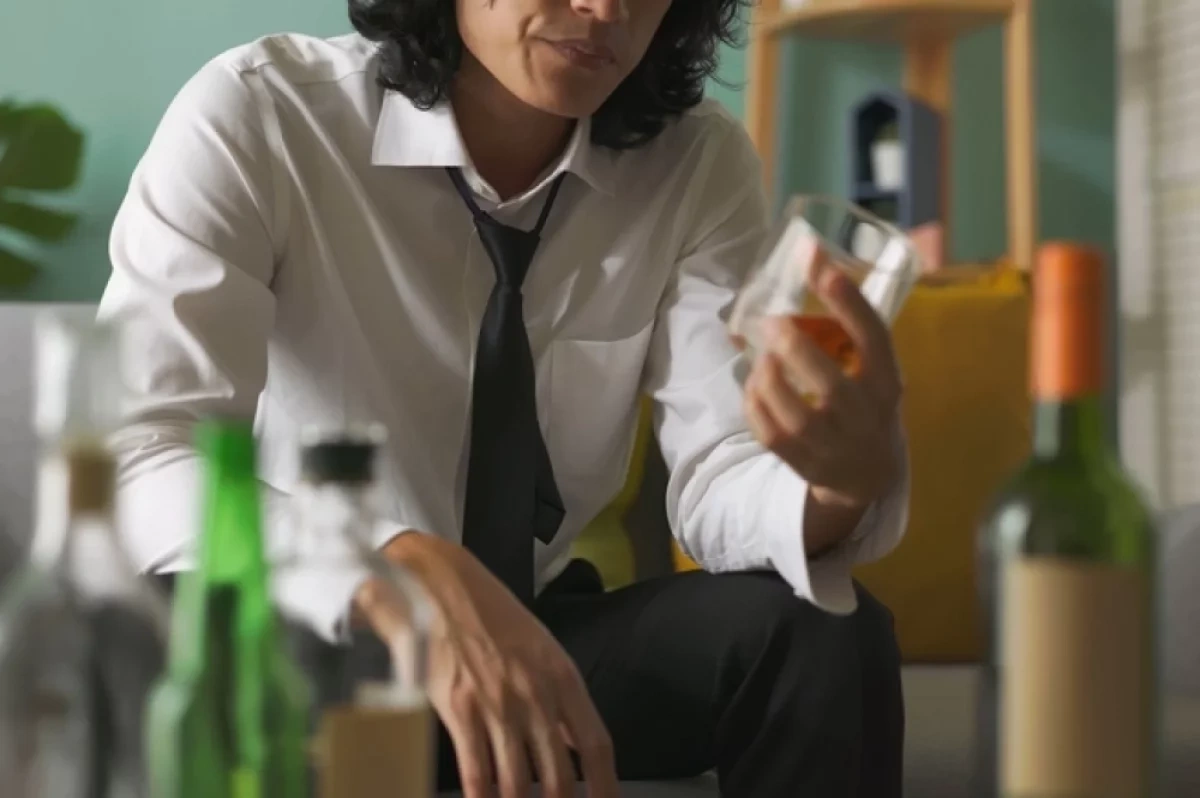    Человек с зависимостью от алкоголя пьет уже не для того, чтобы получить удовольствие, а чтобы снять дискомфорт