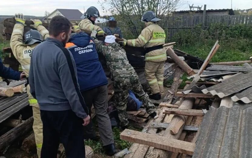    Деревянное строение с пенсионером внутри обрушилось в Удмуртии