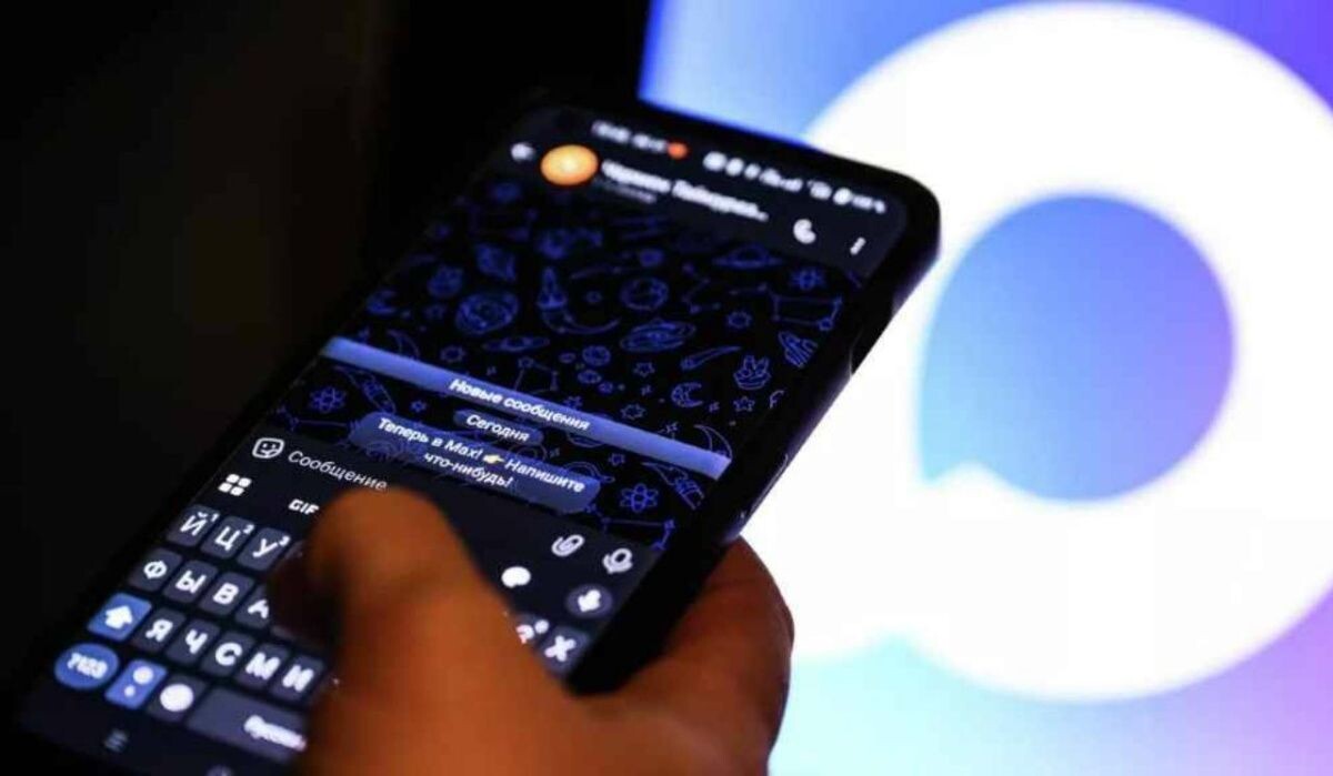     Телефон с приложением. Источник: ria.ru Автор фото: Владимир Астапкович