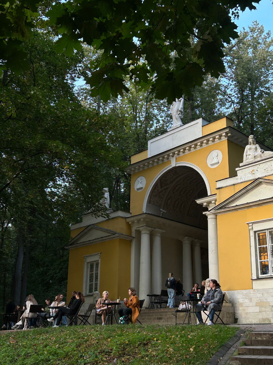 одна из камерных кофеен. Название не видела, найдете, когда выйдете из арки в лесную часть парка