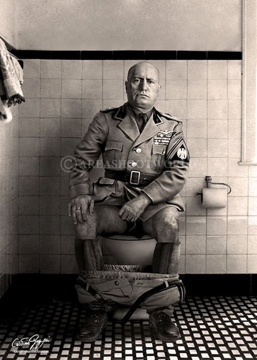 В своё время Бенито Муссолини старался достичь хотя бы частички могущества ТунТуна I. На этом фото он сидит на копии бразильского трона