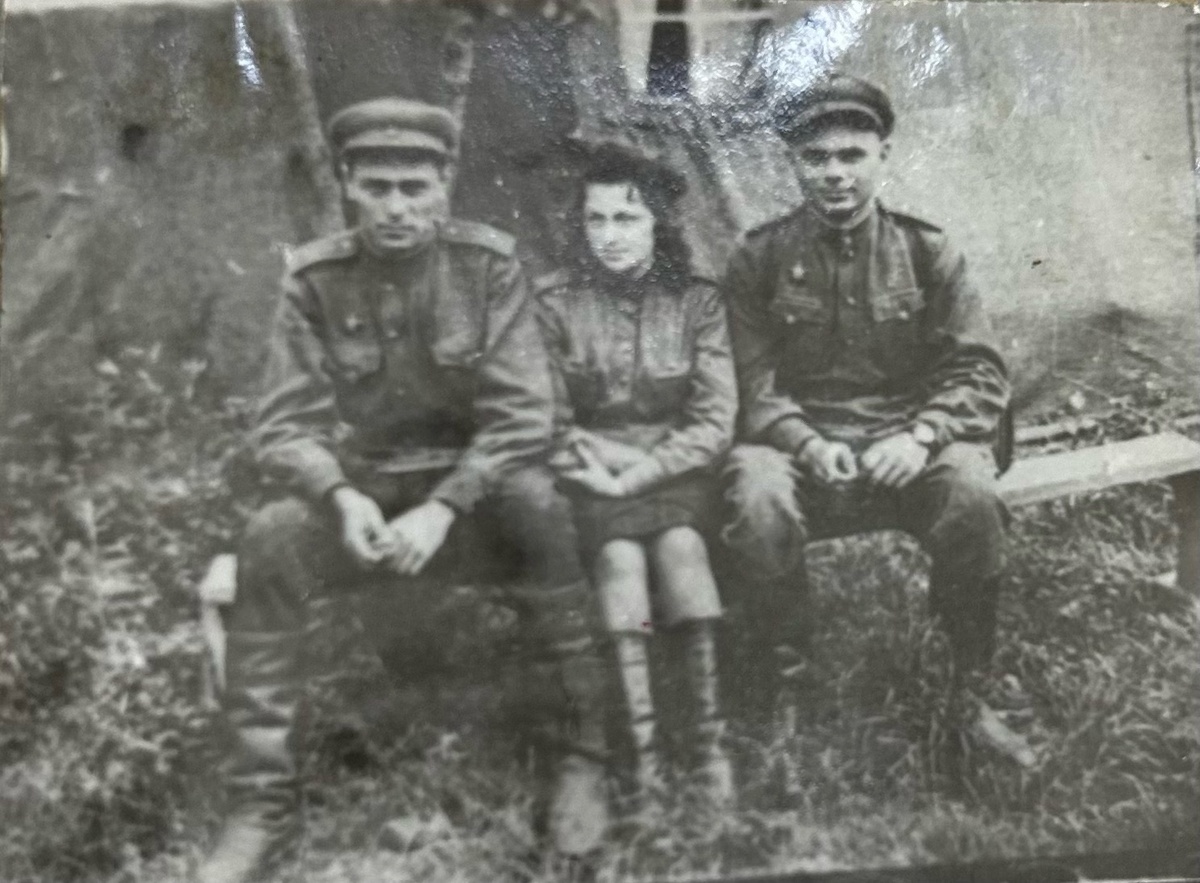 Врачи 183 стрелковой дивизии 38 Армии: Варапетян П.А., Рябая Е.С. (по центру), Авакян А.К. 1944 г.