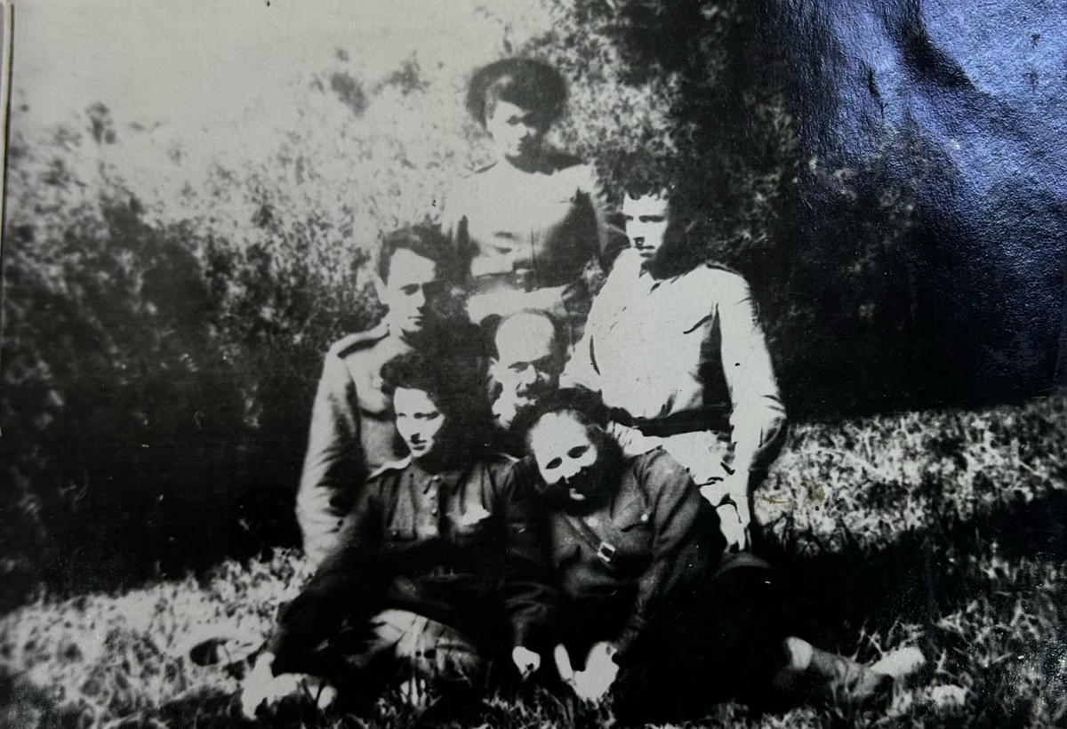 Врачи медсанбата: Рябая Е.С. и Сухиничева Ф.Ф. (в нижнем ряду), Авакян А.К., Варапетян П.А., Жадановский (по центру), Федорова Т. 1944 г.