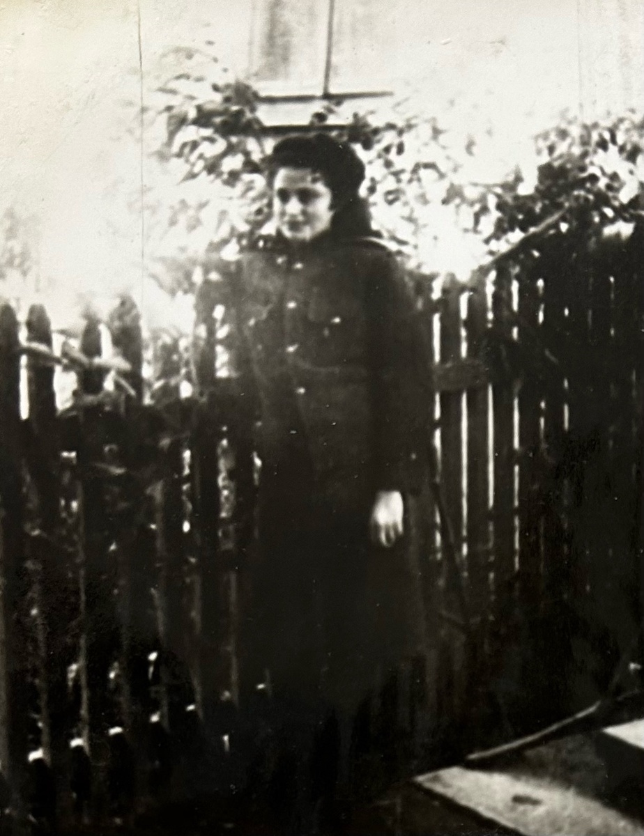 Евгения Самойловна Рябая. Фото 1944 г.