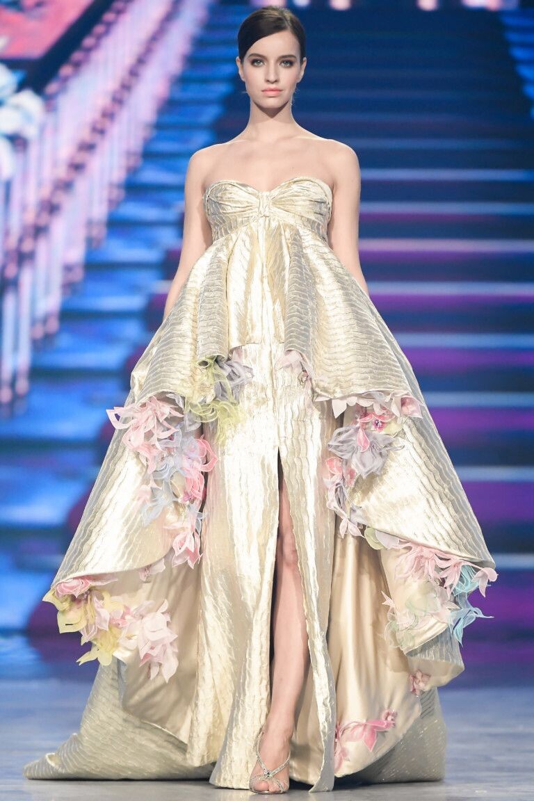 С показа Валентина Юдашкина 