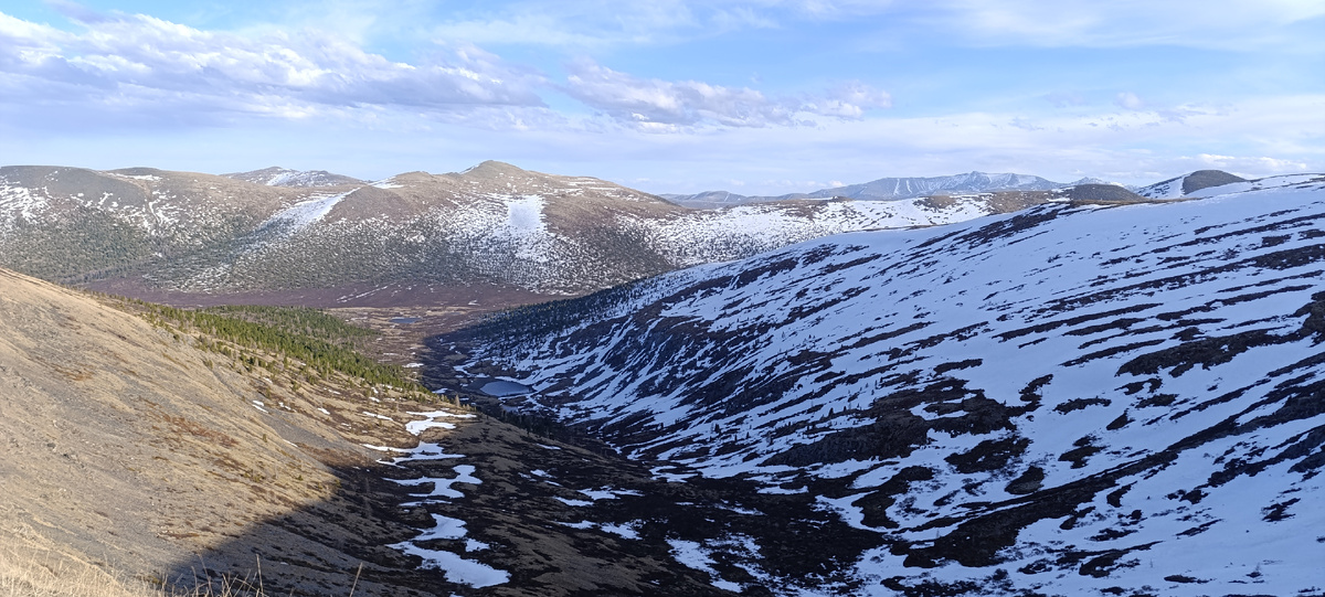Вид с Саянского перевала в мае (Фото: Nixe (Bearna Team))