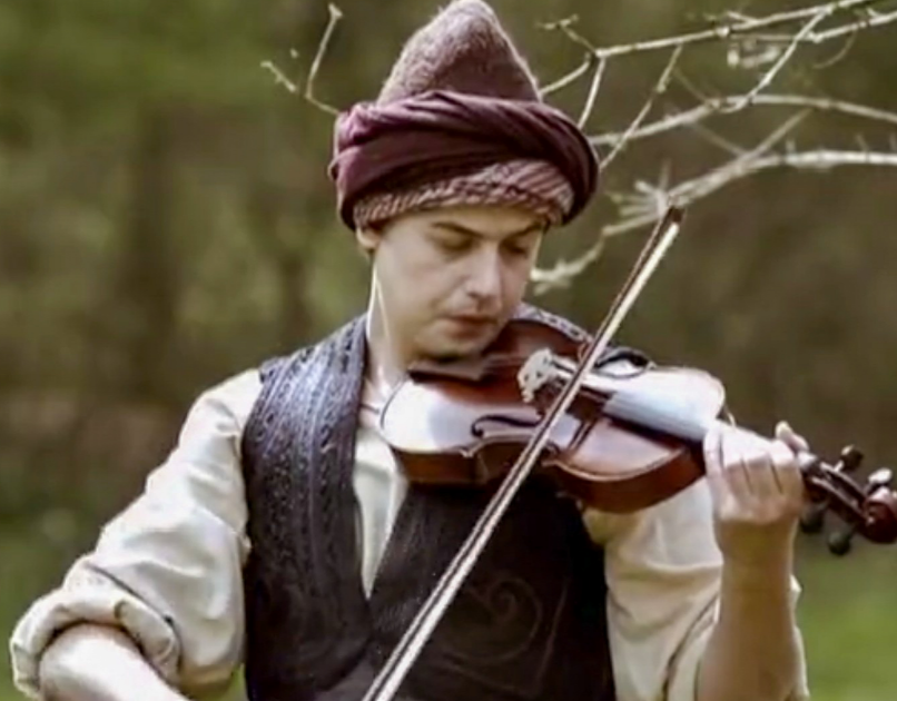 Тео играет на скрипке для Сулеймана