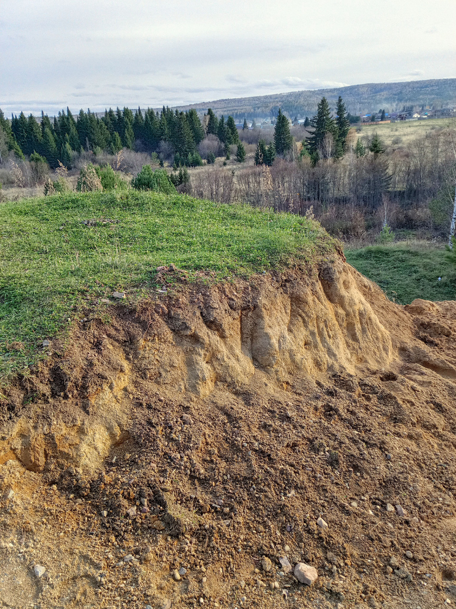 Сейчас песок отсюда берут для своих нужд.