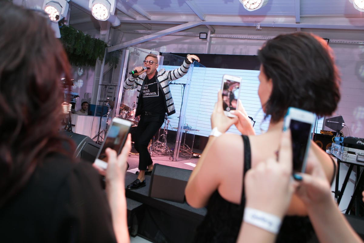 Банкетный зал имеет полное оснащение для выступлений ваших любимых артистов