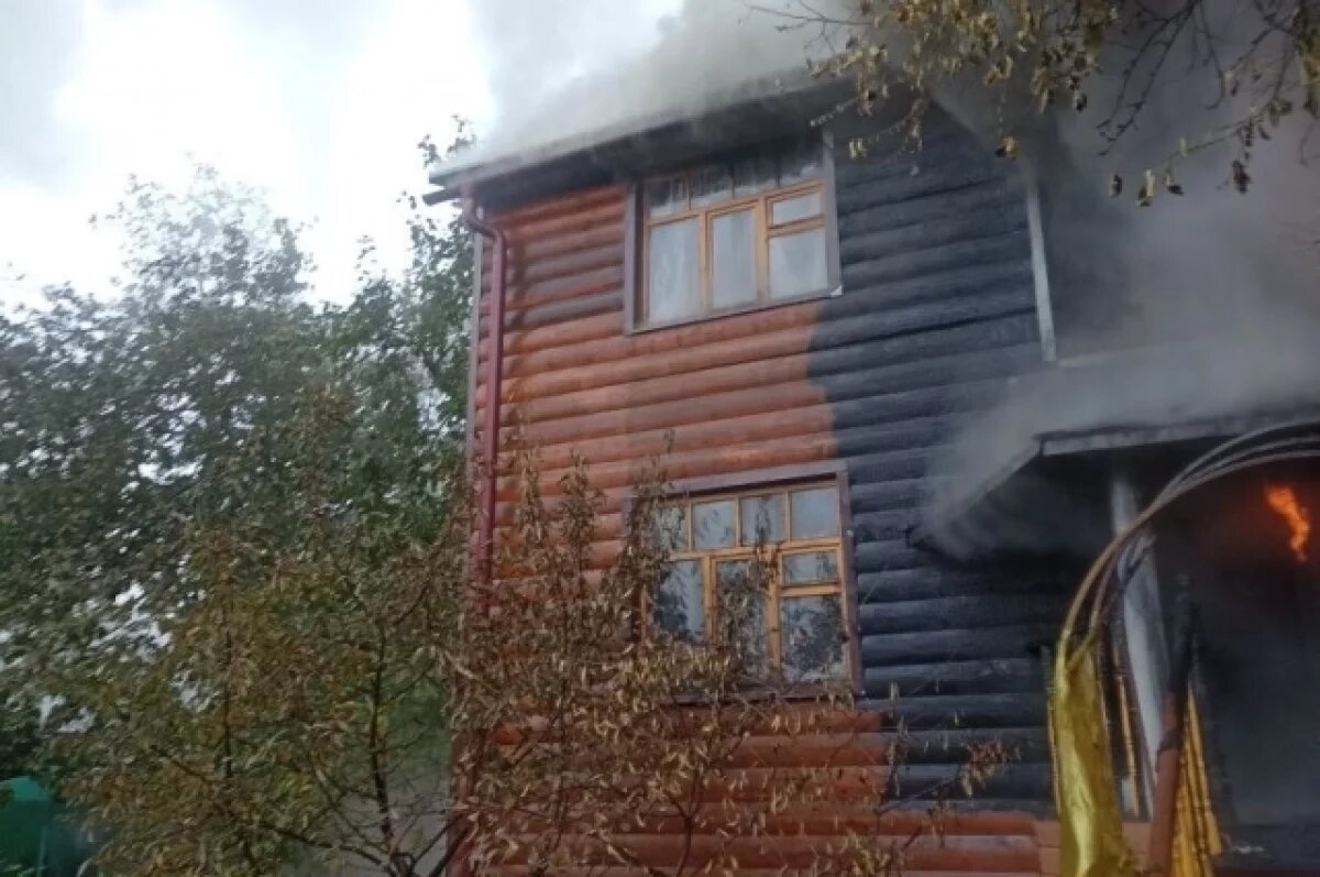    В Рыбинске у дома сгорел второй этаж и крыша