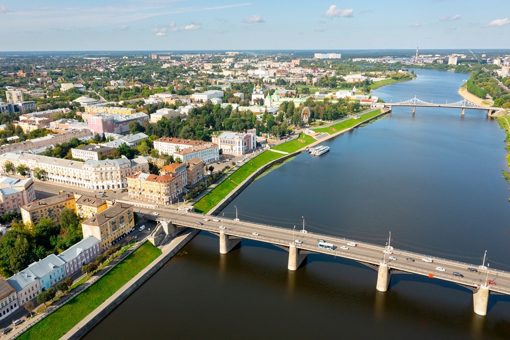   Тверь - хороший вариант для путешествия выходного дня. За свою долгую историю город неоднократно был разрушен в результате вражеских нашествий и пожаров, но все же сумел сохранить следы былого величия и особое очарование старинного поселения. / iStock
