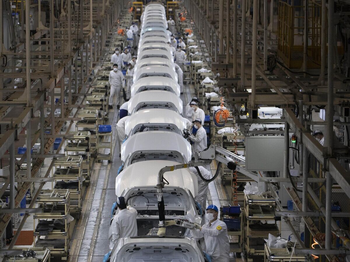    Рабочие собирают автомобили на заводе Dongfeng Honda Automobile Co., Ltd в Ухане, провинция Хубэй© AP Photo / Ng Han Guan