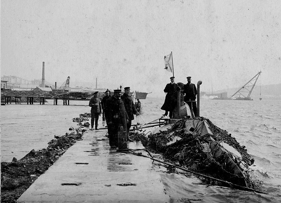 Подводная лодка "Сом" во Владивостоке в сетях