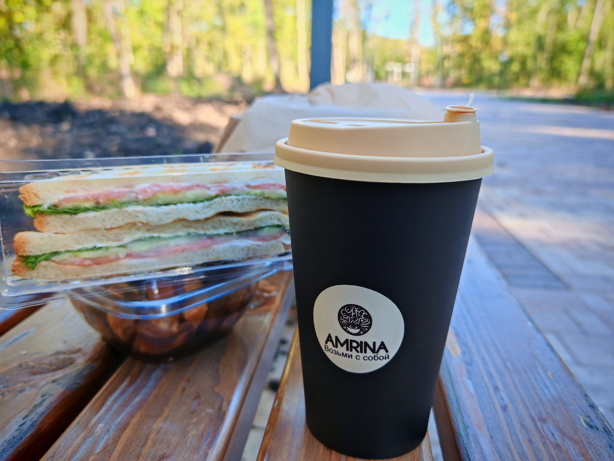 Традиция утра: кофе,  сендвич с рыбой и домашние профитроли. Лесопарковая зона и никаких людей. 