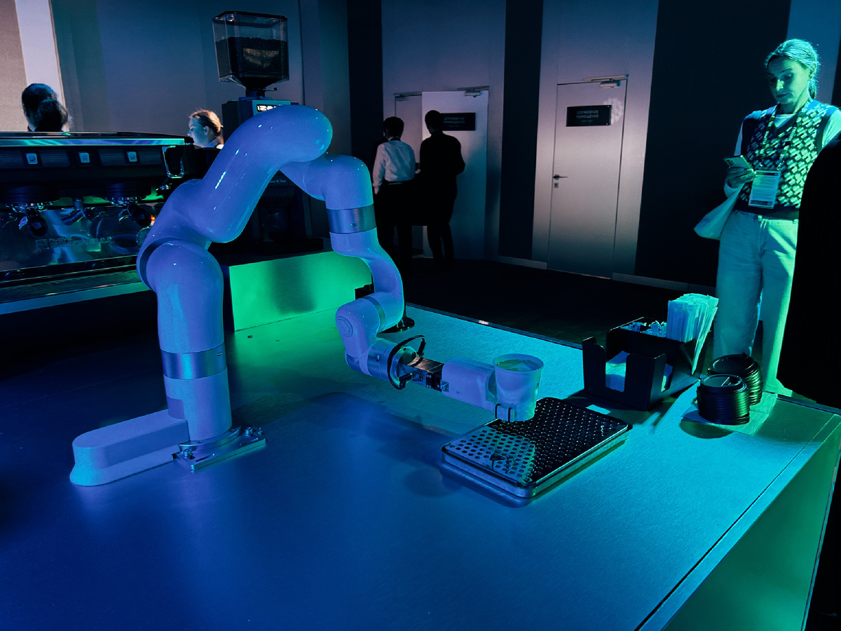 Кофе на мероприятие готовит робот. Мне кажется, бариста справился бы быстрее.  