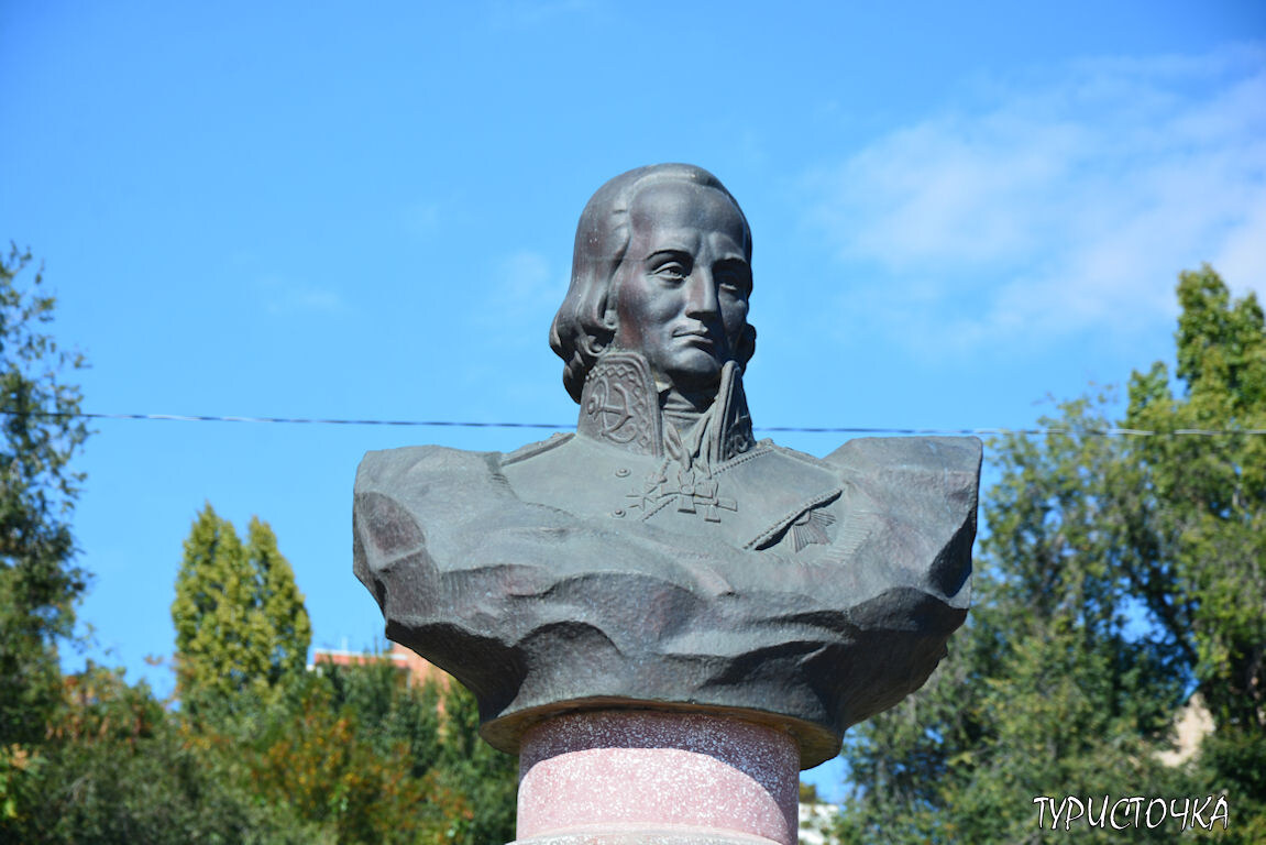 Памятник адмиралу Ушакову на набережной