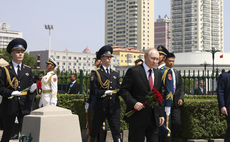    Президент России Владимир Путин возлагает цветы к памятнику советским воинам в Харбине. Фото: Kremlin Pool/Russian Presential/globallookpress